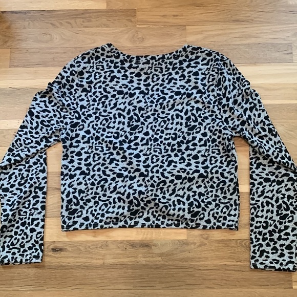 SHE + Sky Cropped Long Sleeve V-Neck Leopard Print Top Black & Gray Women’s L - Picture 13 of 13